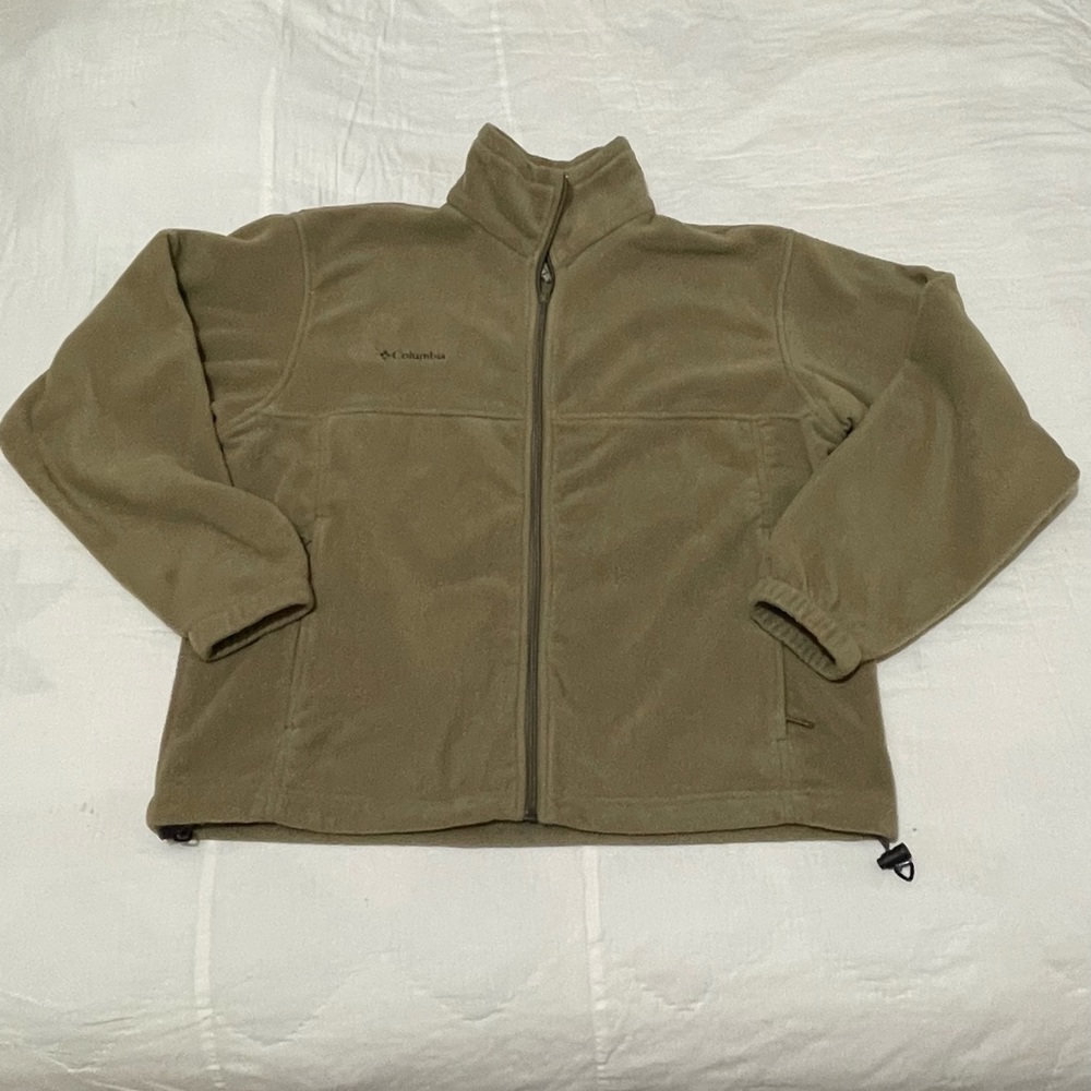 Columbia fleece jacket. Men’s Size Medium. Zip Pockets.